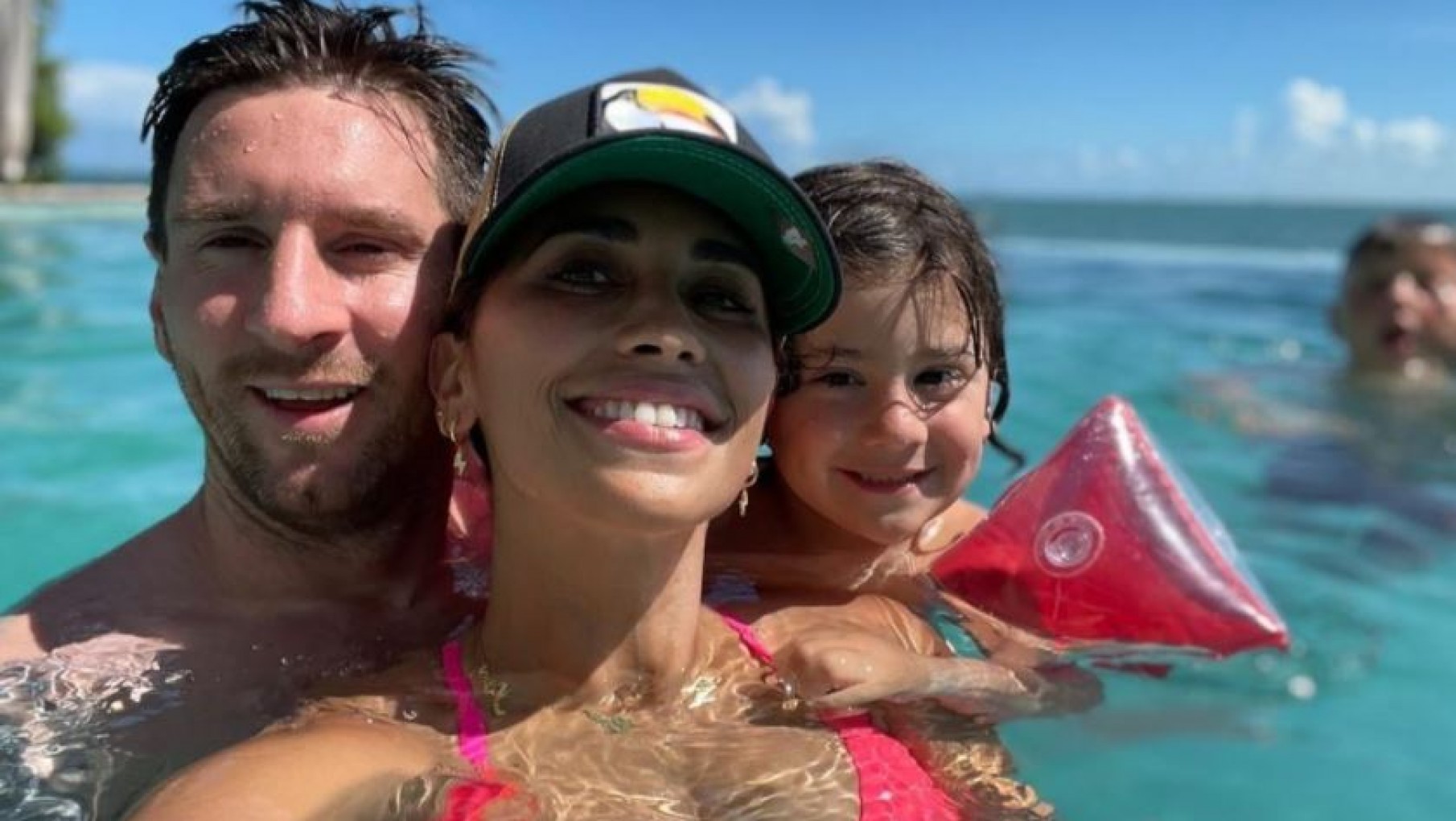 Video: una ola de fanáticos se abalanzó sobre Messi en Miami