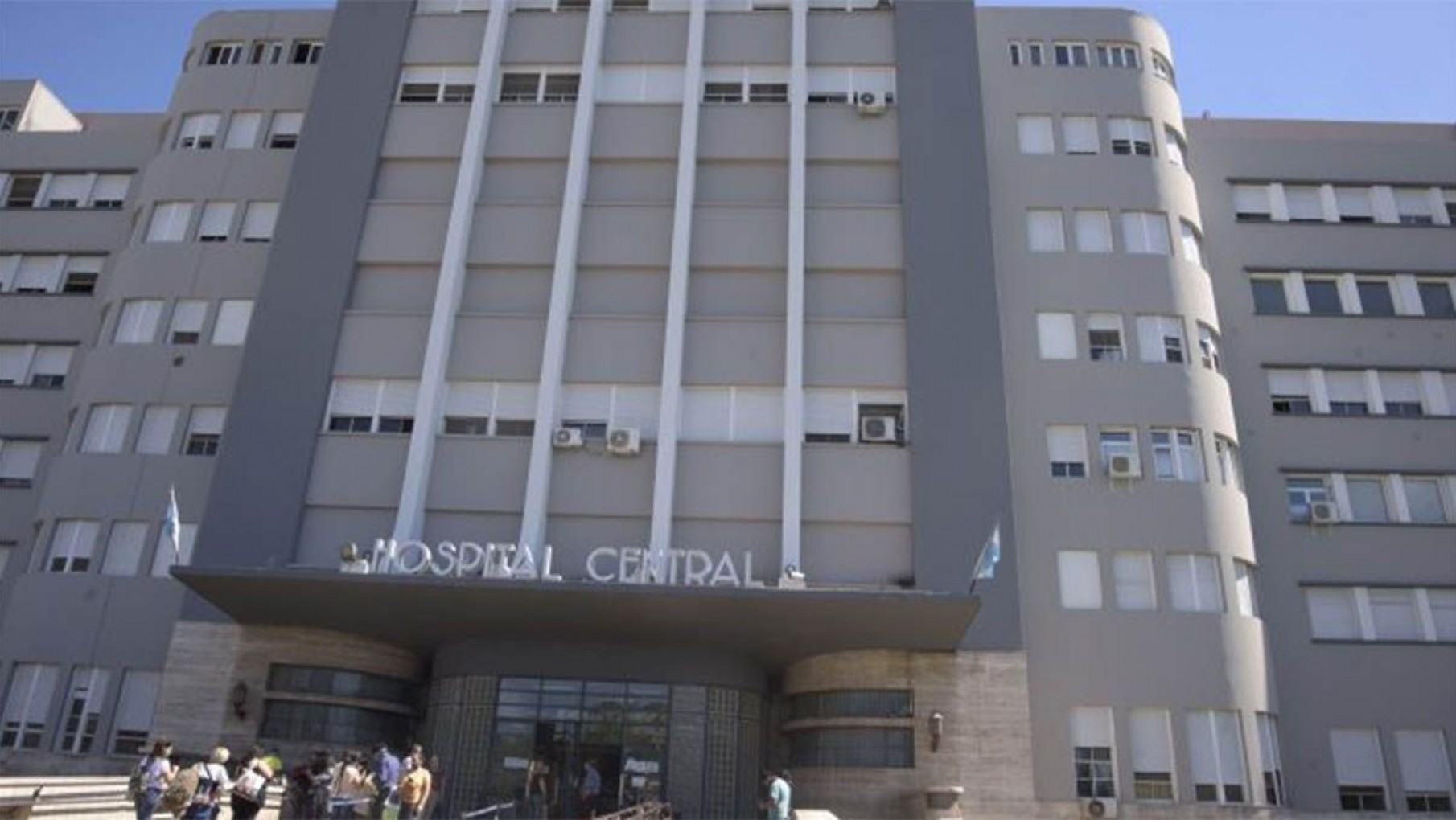 Tragedia frente a la terminal: un hombre se descompuso, chocó y murió