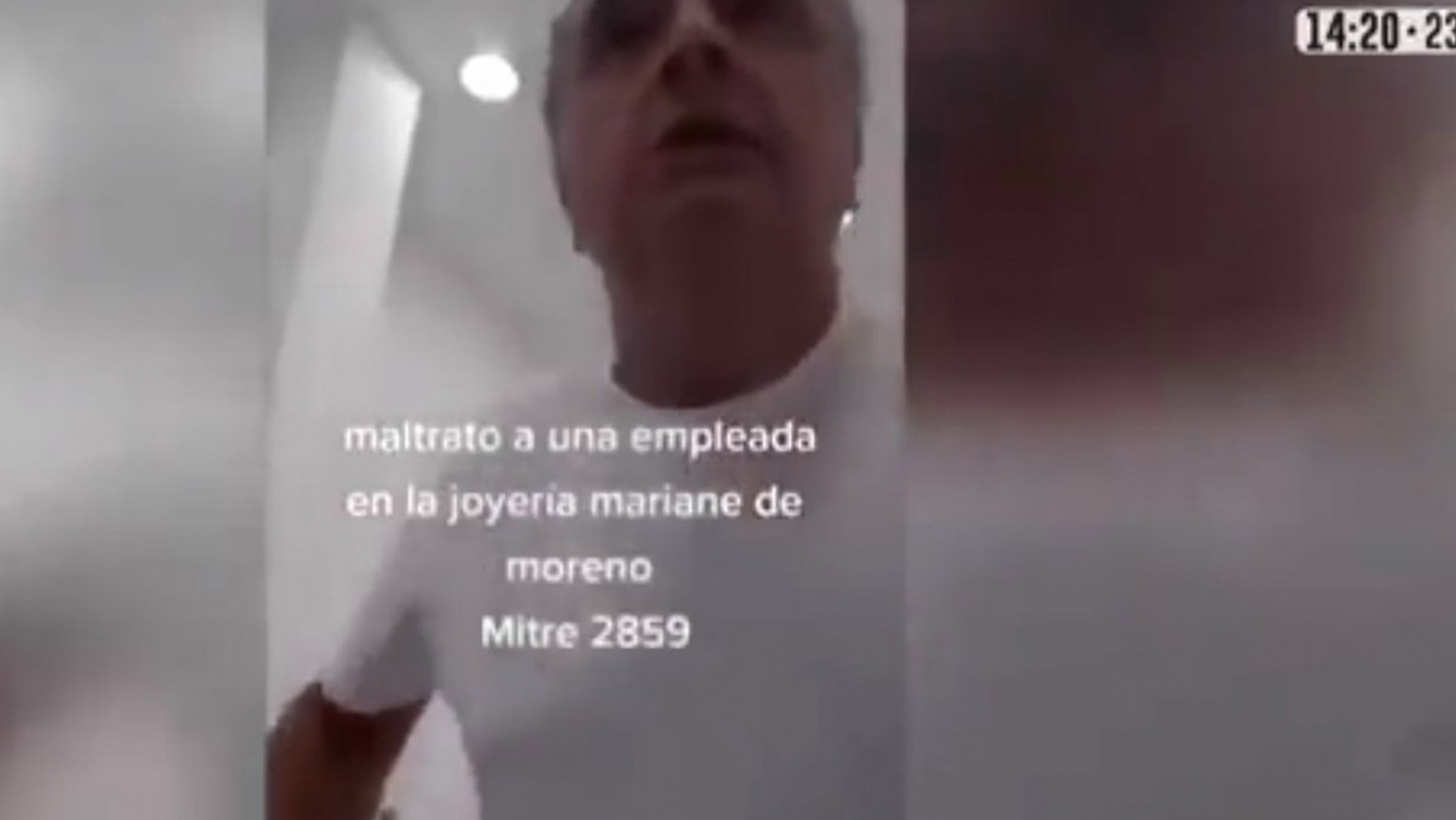 "Negra sucia de mierda": así escracharon al dueño de una joyería por acoso laboral