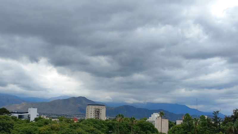 Desde tormentas, hasta viento Zonda: el cargado pronóstico para este sábado